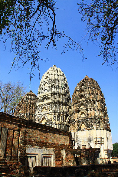 Les trois prangs du Wat Sri Sawai Les trois prangs du Wat Sri Sawai
