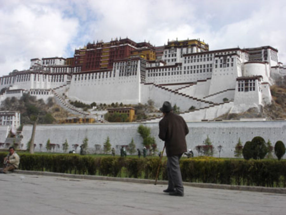 Passant devant le Potala