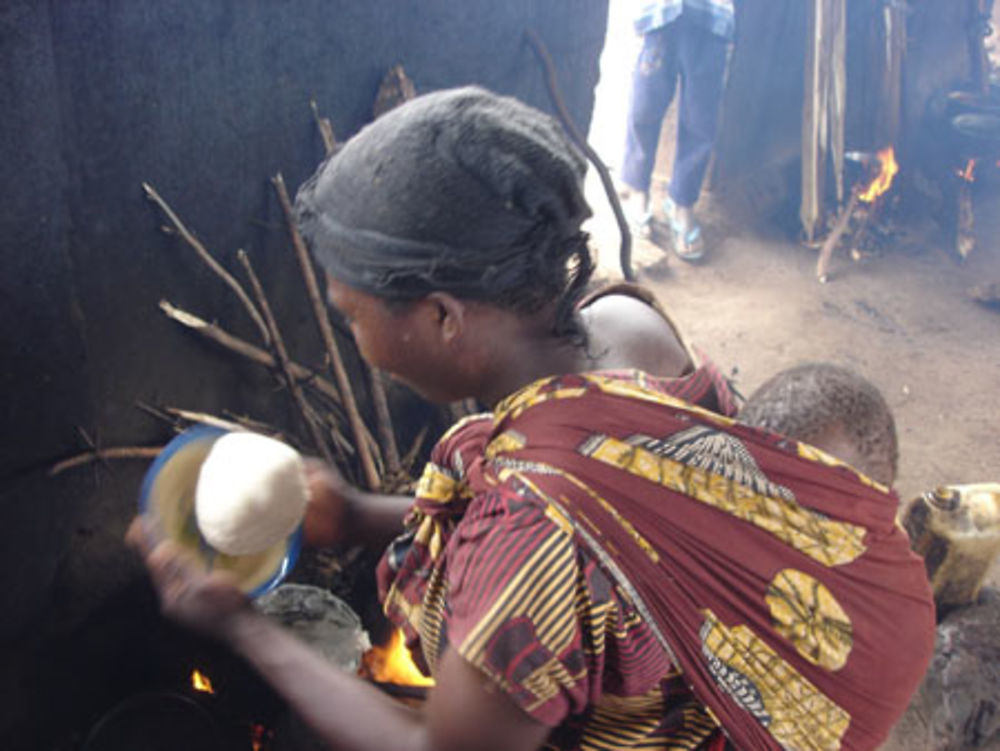 En préparant l'ugali