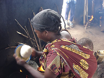 En préparant l'ugali