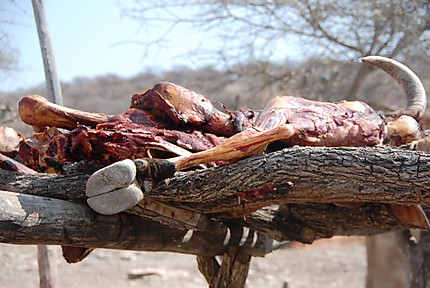 Séchage de viande en village himbas