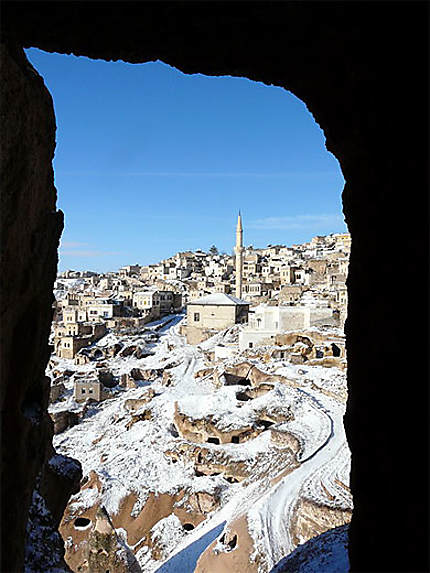 Vue d'Uchisar enneigé depuis une cheminée de fée