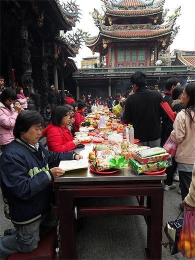 Prières au Temple de Longshan