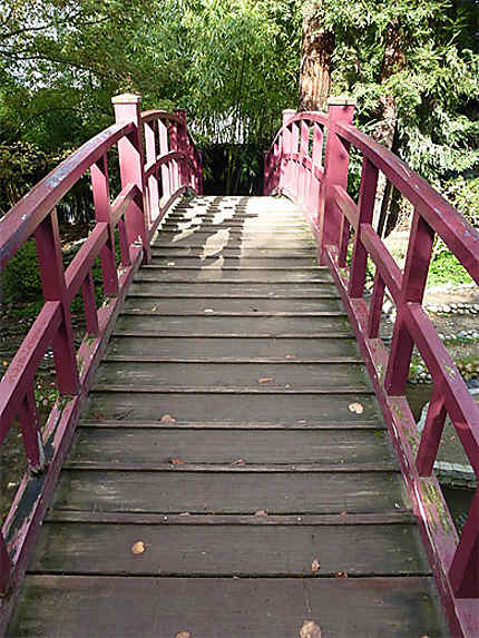 Un des deux ponts du jardin