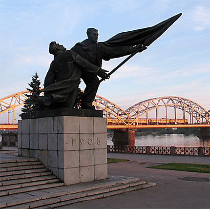 Silhouettes soviétiques le long de la Daugava 
