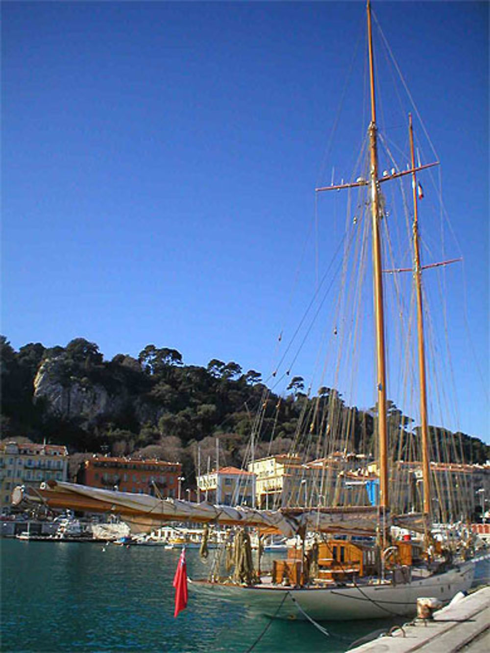 Un voilier sur le vieux port