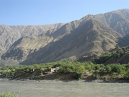 Rive afghane du fleuve Panj