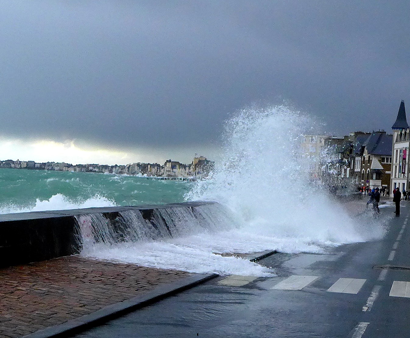 Grande marée à SaintMalo SaintMalo Côte d'Émeraude Illeet