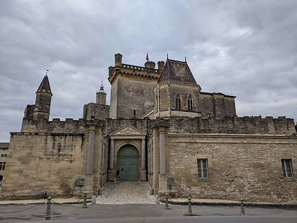 Duché sous ciel nuageux à Uzès