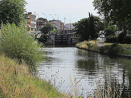 Le Canal du midi à Toulouse, point de vue sur le bief Béarnais (2e bief sur les 63 biefs  du canal), approche de l'écluse des Minimes.