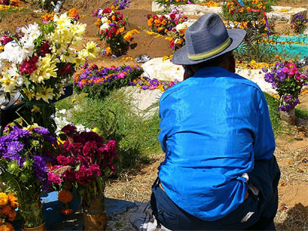 Quelques minutes de repos entre les tombes fleuries