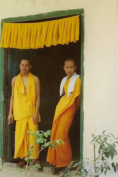 2 bonzes en jaune 2 bonzes en jaune