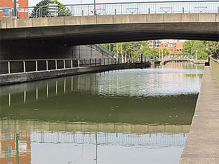 Le Canal du midi à Toulouse, écluse des Minimes.