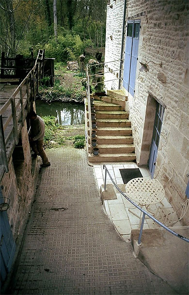 Un accès sur une cale (petit port sur le fleuve) Un accès sur une cale (petit port sur le fleuve)