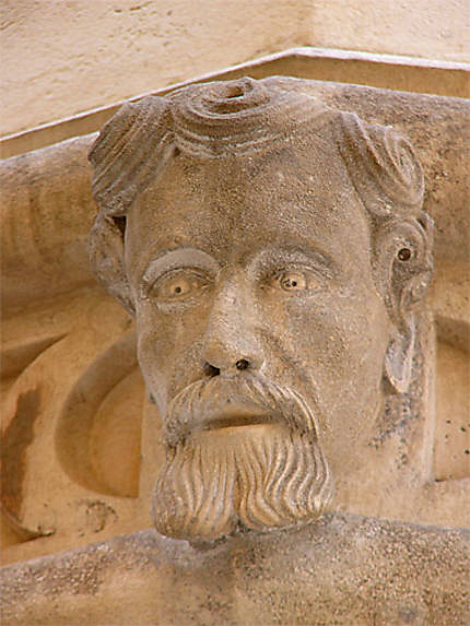 Portrait en relief sur la cathédrale saint Jacques