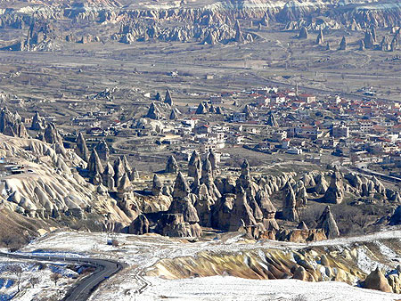 Cheminées de fées sur la route de Göreme Cheminées de fées sur la route de Göreme