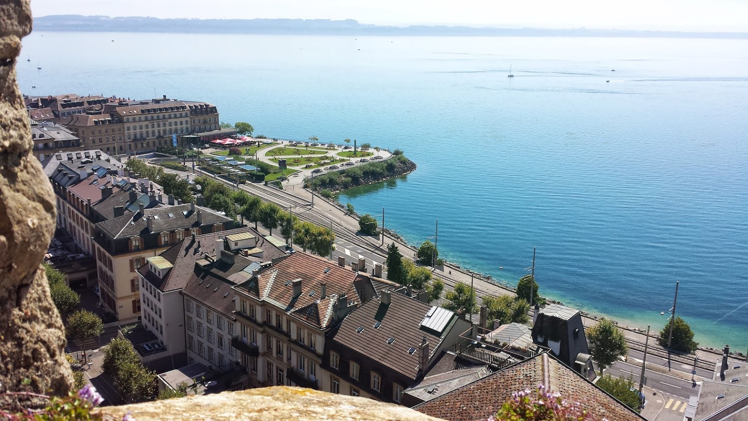 La route et le lac se cotoyent à Neuchâtel La route et le lac se cotoyent à Neuchâtel