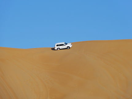 Une route dans le désert dans Qurayyat