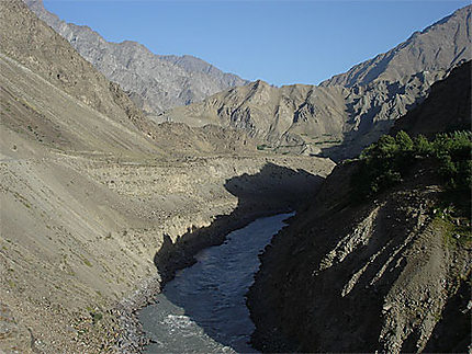Paysage avec le fleuve Panj