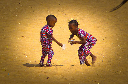 Enfants sur la route des pêches au Bénin