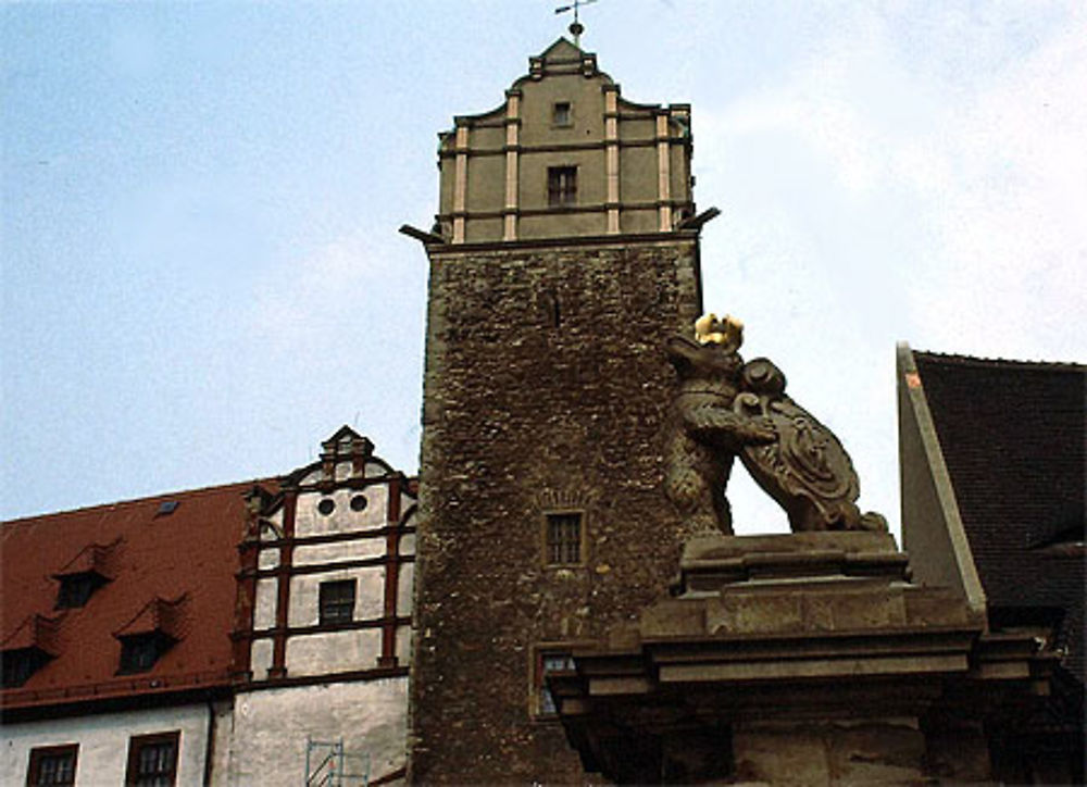 La statue de l'ours couronnée