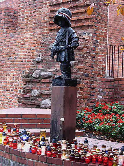 Statuette d'enfant soldat