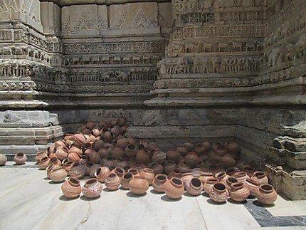 Poteries au Jagdish Temple