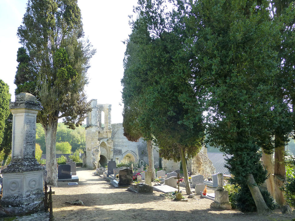 Cimetière et ruines