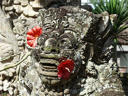 Statue au Pura Taman Saraswati Statue au Pura Taman Saraswati