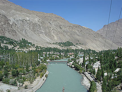 Vue de Khorog avec le fleuve Gunt