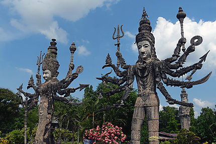 Statuaire de Sala Kaew Ku
