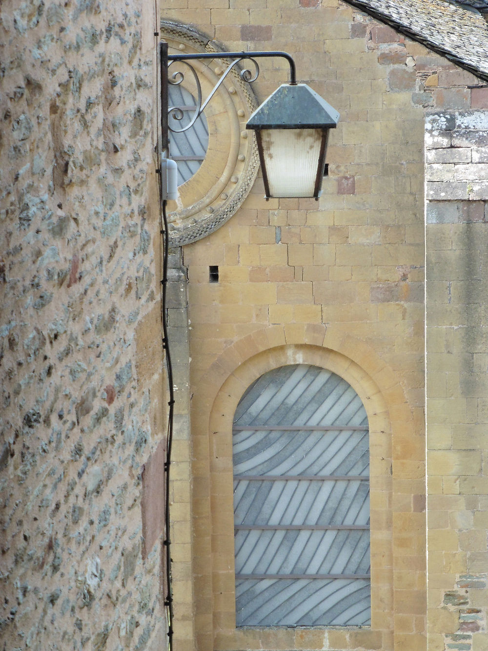 Vitrail Soulages abbatiale Ste Foy Conques