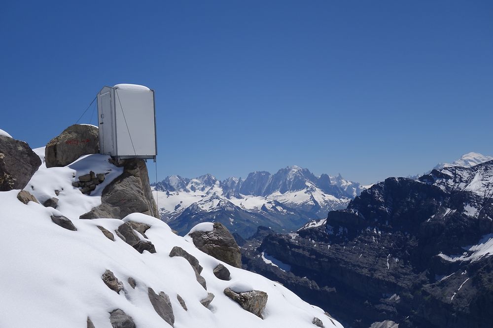 Toilettes du refuge des Dents du Midi (2884 m)