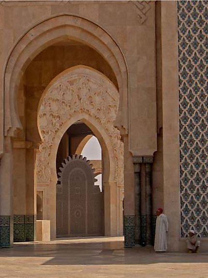 Devant la grande mosquée Hassan II