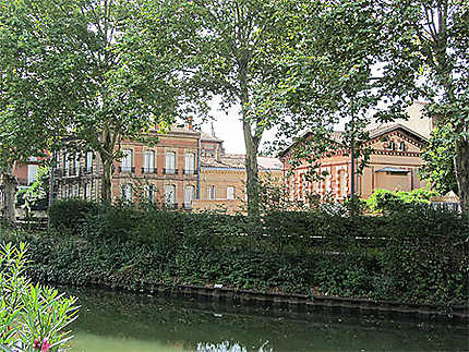 Beaux édifices sur les bords du Canal du Midi à Toulouse (3e bief (bief Minimes Matabiau, 1 km 260) (1)).