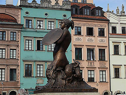 Statue de la siréne sur la place de l'ancienne ville