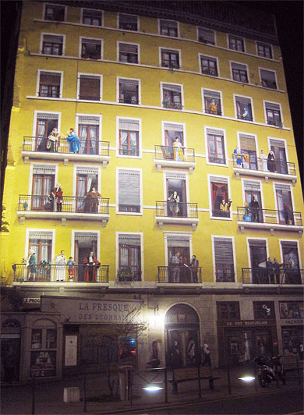 La Fresque des Lyonnais de nuit