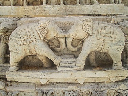 Sculptures au Jagdish Temple