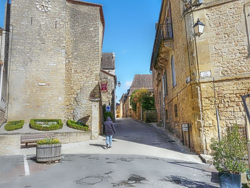 Ruelle avec maison en pierres à Belvès