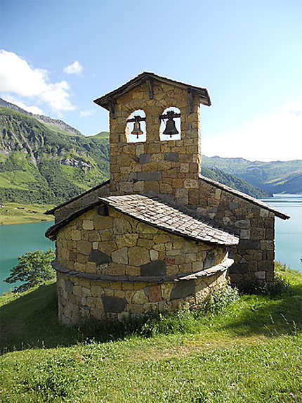 Chapelle surplombant le lac de Roselend