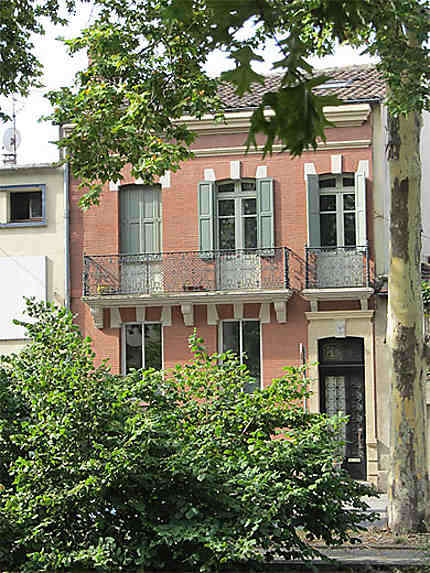 Beaux édifices sur les bords du Canal du Midi à Toulouse (3e bief (bief Minimes Matabiau, 1 km 260) (3)).