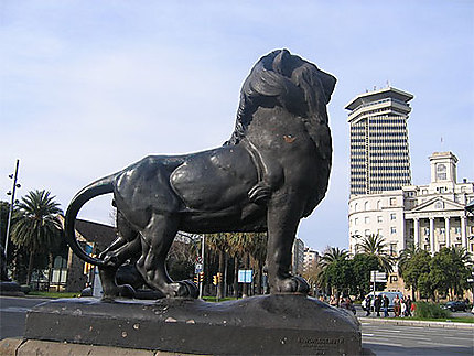 Lion au pied de la colonne à Colomb