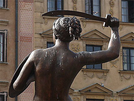 Statue de la siréne sur la place de l'ancienne ville