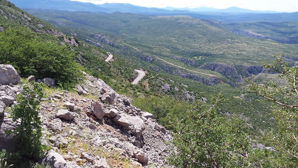 La route serpente pour redescendre lentement vers 