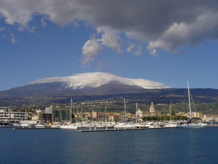 le port de Riposto et l'Etna