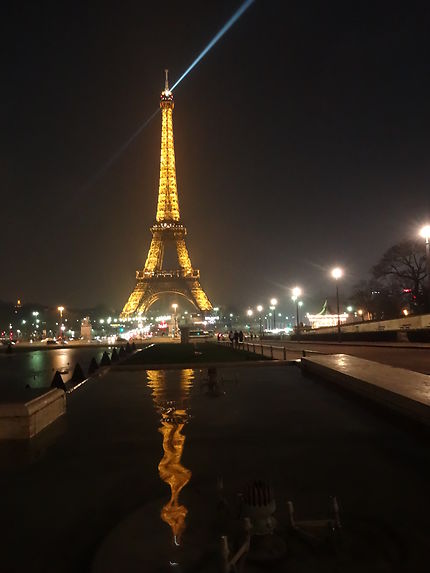 La tour Eiffel se mire