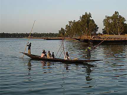 Pirogue sur le fleuve Niger
