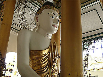 A  la pagode Shwedagon