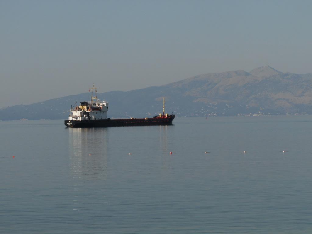Bateau avec l'ile de Corfou en arrière plan Bateau avec l'ile de Corfou en arrière plan