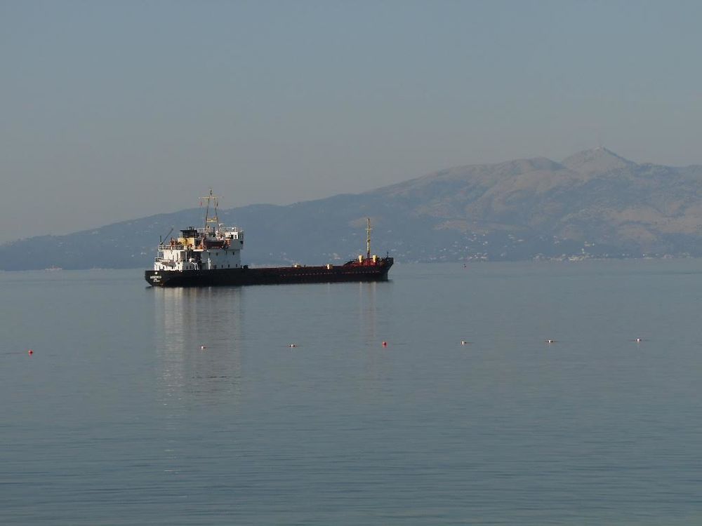 Bateau avec l'ile de Corfou en arrière plan